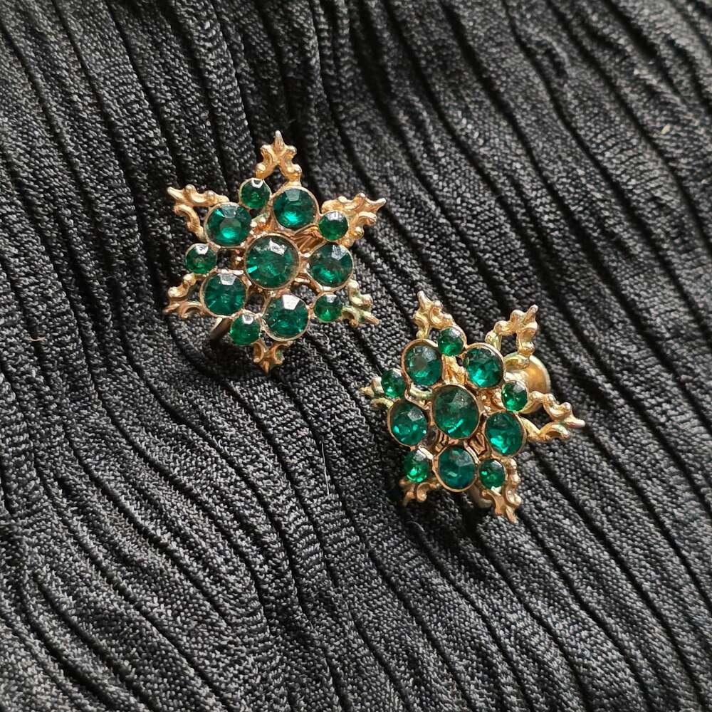 Vintage Green Faceted Floral Cluster Gold Tone Clip On Earrings